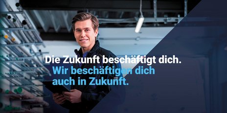 Ein freundlicher junger Arbeiter hält ein Tablet und steht vor einem Regal mit verschiedenen Rohren in einer Werkstatt.
