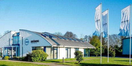 Das Gebäude der Firma Brüning strahlt durch seine klare Architektur und die sonnige Umgebung eine freundliche Atmosphäre aus.