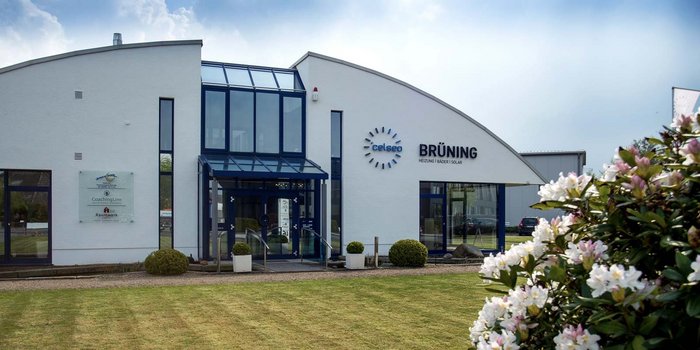 Die Fassade eines Unternehmensgebäudes mit dem Namen 'Brüning' und einem klaren, einladenden Eingangsbereich.