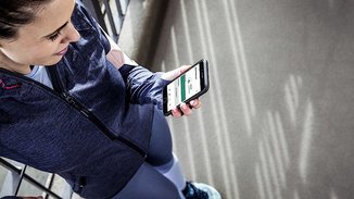 Eine Frau die ein Smartphone in der Hand haelt