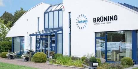 Die Fassade des Unternehmens 'Brüning' zeigt große Fenster und eine einladende Eingangstür, um Kunden zu empfangen.